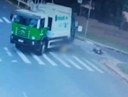 Imagens mostram acidente fatal envolvendo motociclista e caminhão de coleta