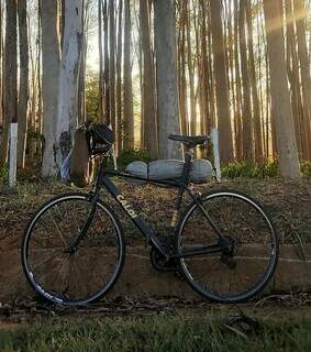 Bicicleta do Luciano com os itens pessoais. (Foto: Arquivo Pessoal)
