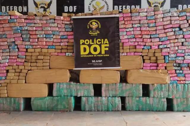 Dupla &eacute; presa com mais de 670 kg de drogas escondidos em caminhonete