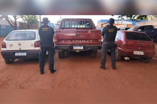 Três veículos foram apreendidos junto com drogas e rádios comunicadores (Foto: Divulgação/DOF MS)