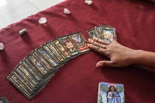 Paula mostra na mesa as cartas que usa na sessão.(Foto: Marcos Maluf)