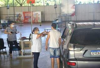 Vacinação no polo de drive-thru da UCDB em Campo Grande. (Foto: Paulo Francis)