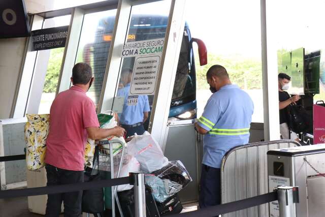 Veja as regras de gratuidade em &ocirc;nibus e vans de viagem e como fazer den&uacute;ncias