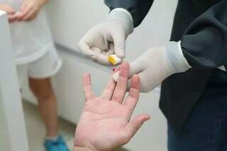 Teste da covid-19 sendo feito em paciente em posto de testagem de Campo Grande. (Foto: Arquivo / Campo Grande News)