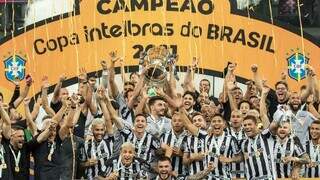 Jogadores do Atlético-MG comemorando a conquista do título da Copa do Brasil 2021. (Foto: Robson Mafra/AGIF)