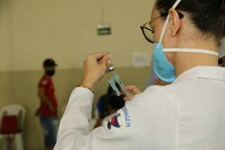 Profissional de saúde prepara aplicação da vacina CoronaVac. (Foto: Kísie Ainoã/Arquivo)