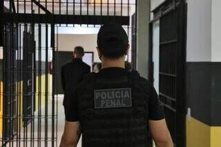 Policial penal na Penitenciária Estadual Masculina de Regime Fechado da Gameleira. (Foto: Paulo Francis/Arquivo)