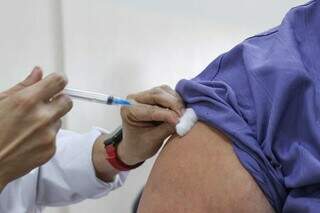 Homem recebe vacina contra covid-19 em Campo Grande. (Foto: Kísie Ainoã)
