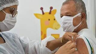 Idoso sendo vacinado contra Influenza em unidade de saúde da Capital. (Foto: Divulgação)
