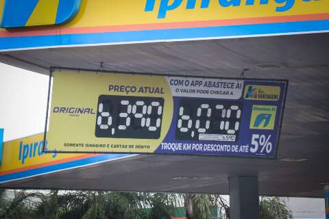 Preço da gasolina cai R$ 0,11 e aplicativo promete litro a R$ 6,07 na Capital