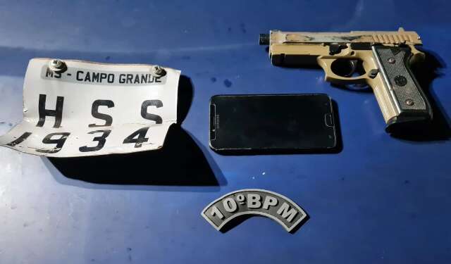 Adolescentes s&atilde;o apreendidos ap&oacute;s roubar celular e bater em viatura na fuga 
