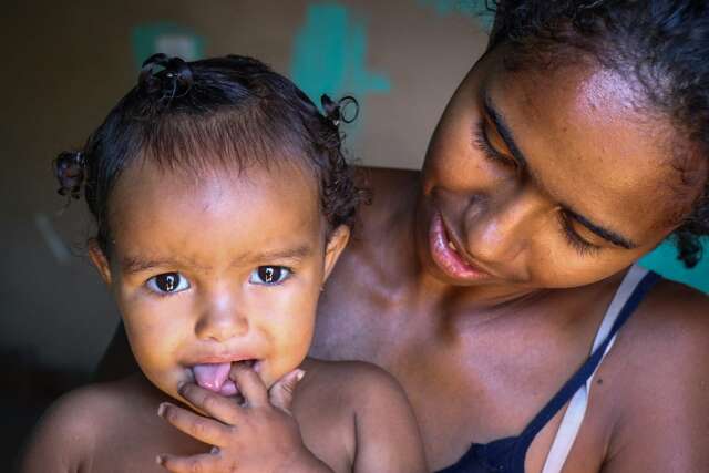 Com 1 ano e 3 meses, Ana Vit&oacute;ria nasceu de novo, nos bra&ccedil;os do guarda Jentilo