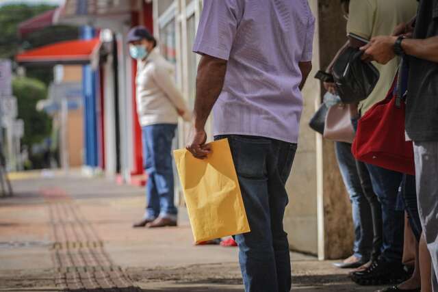 Desemprego cai para 12,1%, mas ainda atinge 12,9 milh&otilde;es de pessoas