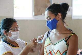 Mulher recebe dose da vacina contra a covid no polo da Seleta. (Foto: Arquivo)