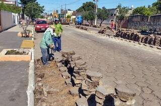 A obra prevê a restauração, pavimentação e drenagem de várias ruas. (Foto: Governo do Estado)