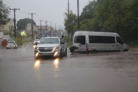 Chuva intensa deixa van ilhada na Avenida Capibaribe 