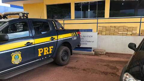 Traficante v&ecirc; pol&iacute;cia, salta de ve&iacute;culo em movimento e foge a p&eacute;