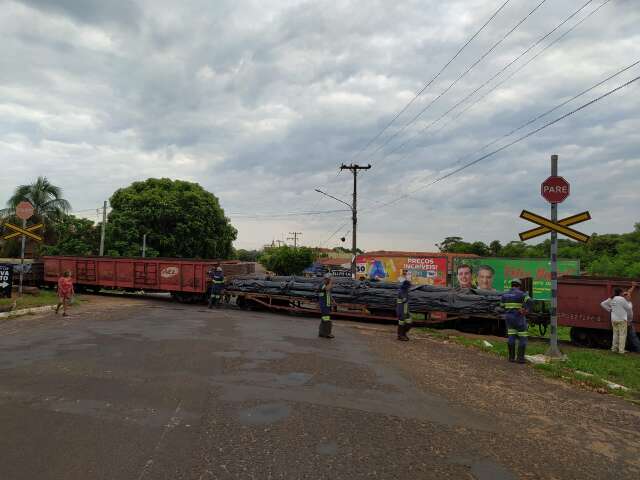 Vag&otilde;es de trem descarrilham e interditam duas ruas