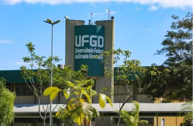 Com sal&aacute;rio de at&eacute; R$ 4,1 mil, concurso da UFGD tem inscri&ccedil;&otilde;es abertas 