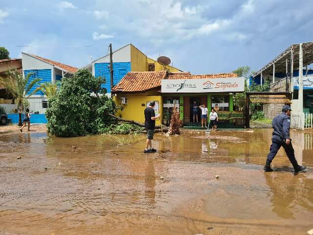 Passageiro, temporal alaga ruas e derruba pelo menos 15 &aacute;rvores em Bonito