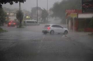 Alagamento da Avenida Capibaribe, durante o temporal desta tarde. (Foto: Paulo Francis) 