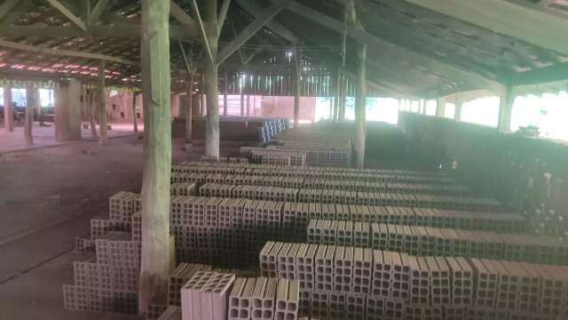 F&aacute;brica de tijolos &eacute; multada em R$ 52, 4 mil por descumprir embargo