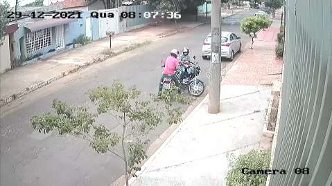 Câmera de segurança flagra assalto à luz do dia na Vila Jacy