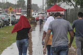 Candidatos enfrentaram chuva para chegar ao local de prova no dia 12 de dezembro (Foto: Marcos Maluf)