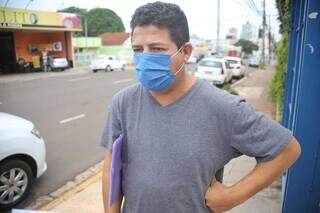 Robson Jorge Machado, de 44 anos, em frente a Funsat (Foto: Paulo Francis)