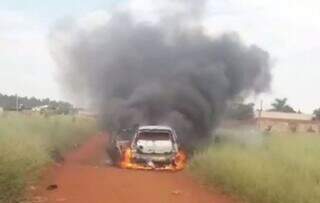 Carro da vítima foi incendiado após ser levado pelos pistoleiros. (Foto: Ponta Porã News)