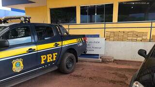 Traficante v&ecirc; pol&iacute;cia, salta de ve&iacute;culo em movimento e foge a p&eacute;