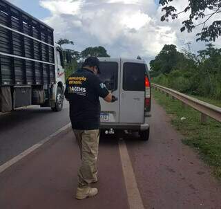 Fiscal da Agems durante abordagem em rodovia (Foto: Agems/Divulgação)