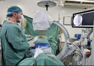 O neurocirurgião Wolnei Zeviani foi responsável pela condução do procedimento. (Foto: Santa Casa)