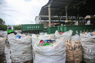 Lixo reciclável após ser separado na Usina de Triagem da CApital. (Foto: Paulo Francis)