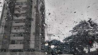 Começo da chuva na Avenida Afonso Pena, em Campo Grande. (Foto: Ana Paula Chuva)