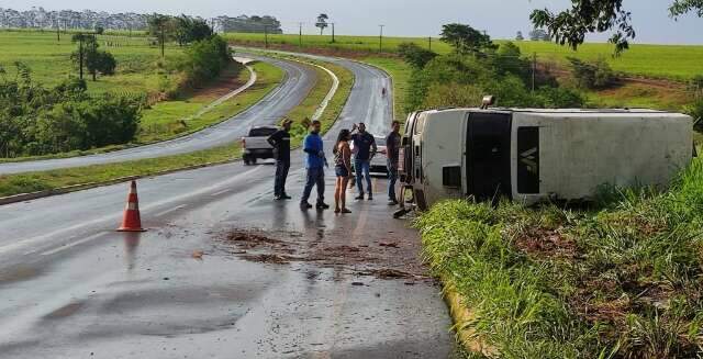 Motorista perde controle da dire&ccedil;&atilde;o e tomba van na MS-134