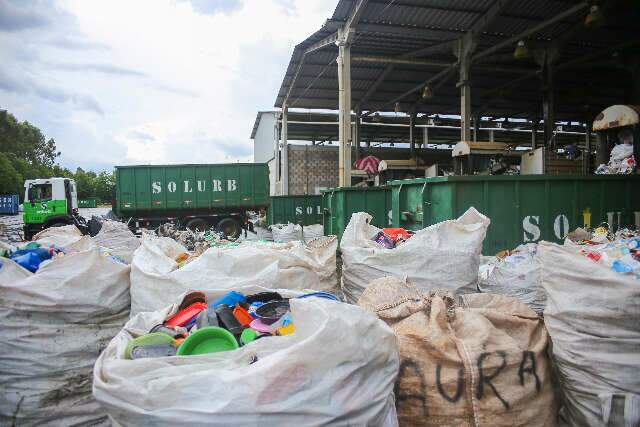 Consequ&ecirc;ncia da crise, at&eacute; materiais recicl&aacute;veis se tornaram alvo de disputa