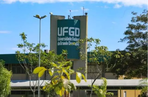 Com salário de até R$ 4,1 mil, concurso da UFGD tem inscrições abertas 