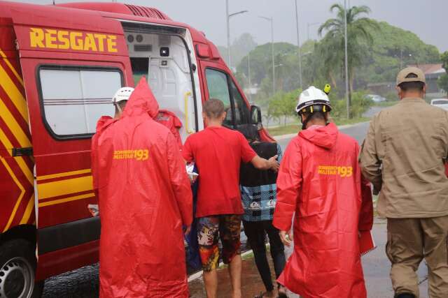 Casal &eacute; arrastado por cabe&ccedil;a d&rsquo;&aacute;gua em c&oacute;rrego na Vila Olinda