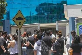 Estudantes em frente à Universidade Uniderp em Campo Grande. (Marcos Maluf) 