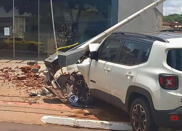 Mulher perde controle, colide carro e derruba poste de energia 