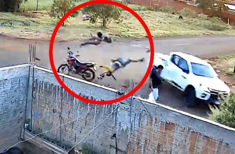 Vídeo mostra motociclista sendo lançado depois de colisão com caminhonete 