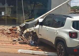 Mulher perde controle, colide carro e derruba poste de energia 