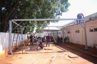 Equipe de instalação de tendas nas unidades de saúde de Campo Grande (Foto: Paulo Francis)