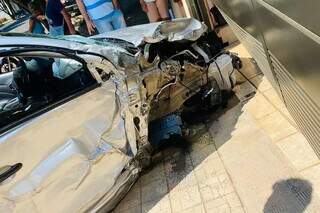 Taxista perde controle, bate em dois carros e para em port&atilde;o de casa