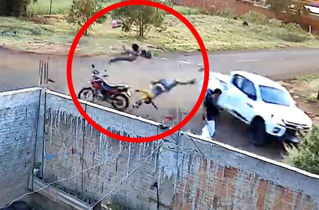 V&iacute;deo mostra motociclista sendo lan&ccedil;ado depois de colis&atilde;o com caminhonete 