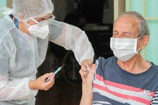 Em janeiro, um dos primeiros idosos recebendo imunizante contra a covid em MS. (Foto: Marcos Maluf)