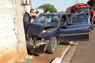 Carro atingiu muro e portão da residência (Foto: Kísie Ainoã)