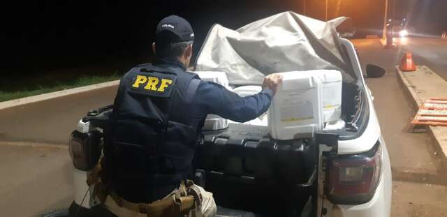 De agrot&oacute;xicos a cigarros, carro de contrabandista tinha anfetamina e R$ 12 mil 
