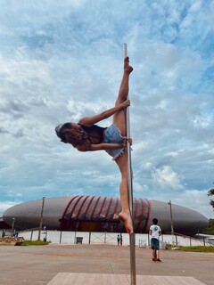 Olivia fazendo uma das &#34;acrobacias&#34; no pole. (Foto: Arquivo Pessoal)